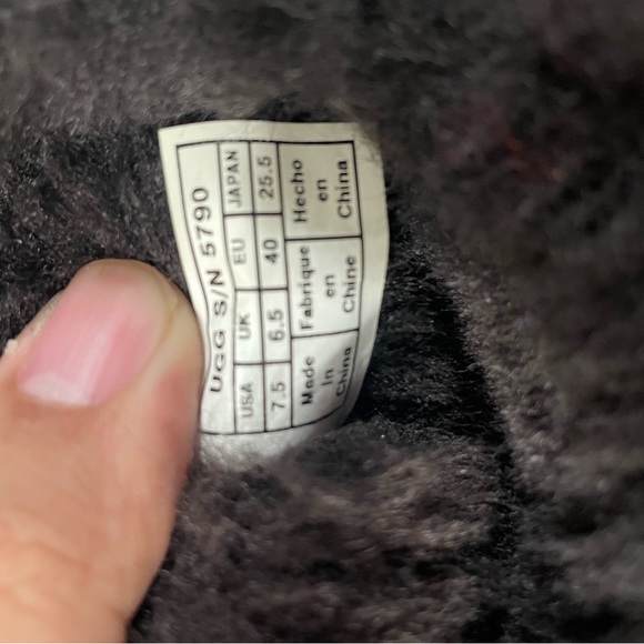 Coach boot lightly used, minor scratch in left boot - Picture 2 of 5